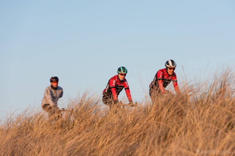 Gravel-cykelløbet Dirty Jutland 2019 blev afholdt den 12.-13. april. Mere end 500 cykelentusiaster kæmpede sig vej på forskellige distancer langs den jyske vestkyst med Skagen som endelig destination. Cykelløbet inkluderer både landevejskørsel, skov, strand, mv., og er således ligeså meget en naturoplevelse som det er et cykelløb.