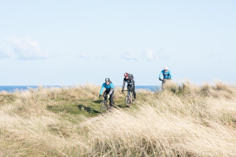Gravel-cykelløbet Dirty Jutland 2019 blev afholdt den 12.-13. april. Mere end 500 cykelentusiaster kæmpede sig vej på forskellige distancer langs den jyske vestkyst med Skagen som endelig destination. Cykelløbet inkluderer både landevejskørsel, skov, strand, mv., og er således ligeså meget en naturoplevelse som det er et cykelløb.