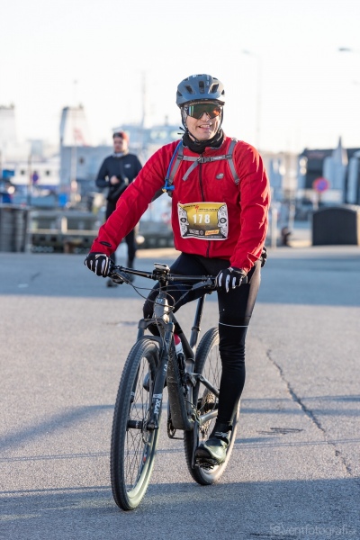 Gravel-cykelløbet Dirty Jutland 2019 blev afholdt den 12.-13. april. Mere end 500 cykelentusiaster kæmpede sig vej på forskellige distancer langs den jyske vestkyst med Skagen som endelig destination. Cykelløbet inkluderer både landevejskørsel, skov, strand, mv., og er således ligeså meget en naturoplevelse som det er et cykelløb.
