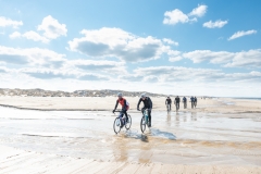 Gravel-cykelløbet Dirty Jutland 2019 blev afholdt den 12.-13. april. Mere end 500 cykelentusiaster kæmpede sig vej på forskellige distancer langs den jyske vestkyst med Skagen som endelig destination. Cykelløbet inkluderer både landevejskørsel, skov, strand, mv., og er således ligeså meget en naturoplevelse som det er et cykelløb.